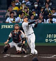 ２回、左越えに逆転２ランを放つ大山（撮影・山口登）