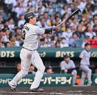 ２回、逆転２ランを放つ大山（撮影・西田忠信）
