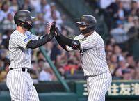 ２回、逆転２ランを放ち佐藤輝（左）とタッチを交わす大山（撮影・西田忠信）