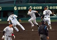 　３回、門脇の送りバントはファールにならず内野安打となる（撮影・山口登）