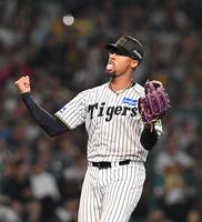 　６回、浅野を遊ゴロに仕留めベンチに戻るデュプランティエ（撮影・西田忠信）