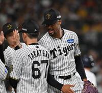 　６回、好守備を見せた高寺（左）を迎えるデュプランティエ（撮影・西田忠信）