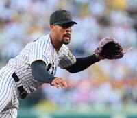 　力投するデュプランティエ（撮影・立川洋一郎）