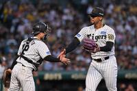 　３回、中山を三振に仕留め、坂本（左）とタッチを交わすデュプランティエ（撮影・西田忠信）