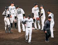 １１回、門脇に適時三塁打を打たれて勝ち越しを許し、肩を落として降板するネルソン（撮影・立川洋一郎）