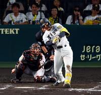 　８回、自打球を受ける森下（撮影・山口登）