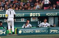 　８回、併殺に倒れベンチに戻る森下（左）。右端は藤川監督（撮影・山口登）