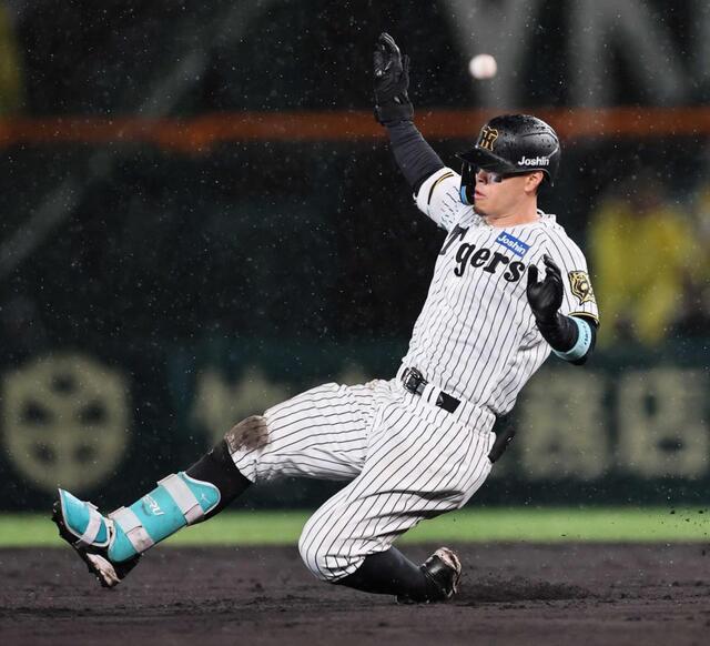阪神・佐藤輝　二塁打マルチで長打３冠