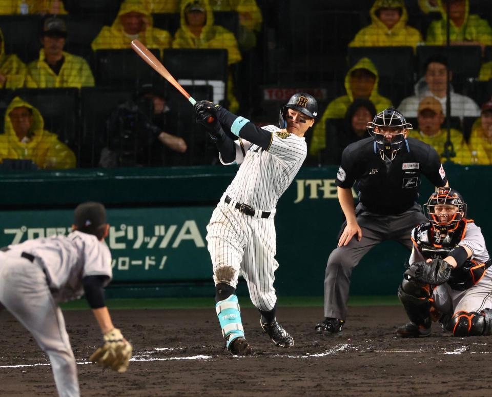 　６回、右翼線に二塁打を放つ佐藤輝（投手・井上、捕手・甲斐）＝撮影・山口登