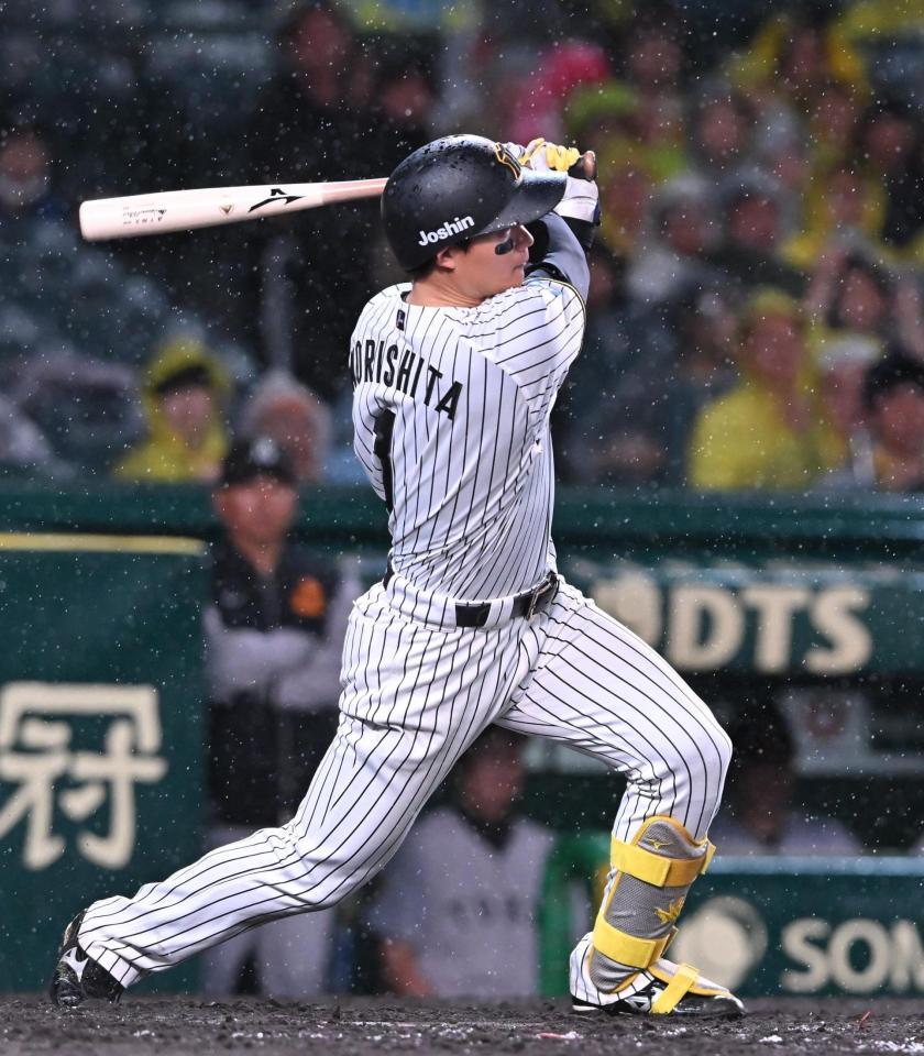 　４回、左前打を放つ森下（撮影・西田忠信）