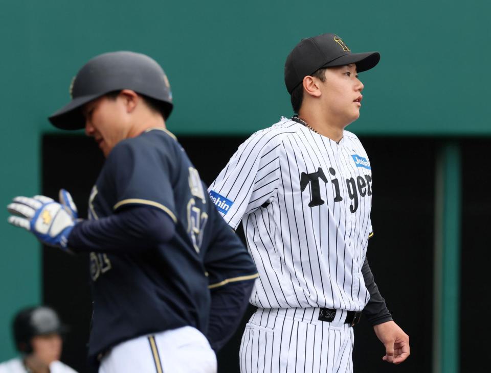 　６回、ディアスに適時打を打たれ、先制点を許す門別。左は生還した茶野（撮影・立川洋一郎）