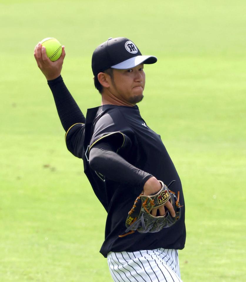 キャッチボールする岩貞（撮影・山口登）