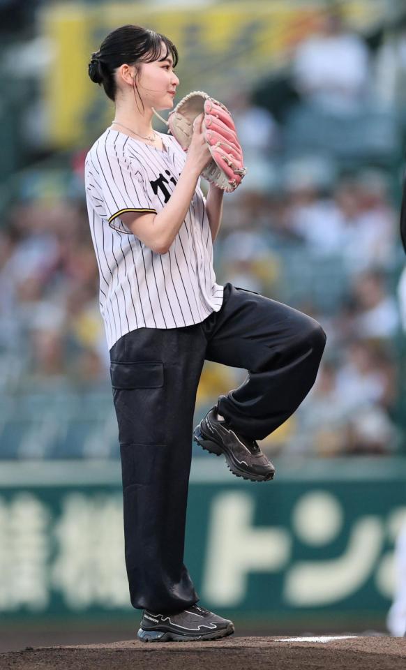 始球式をする山田杏奈（撮影・田中太一）