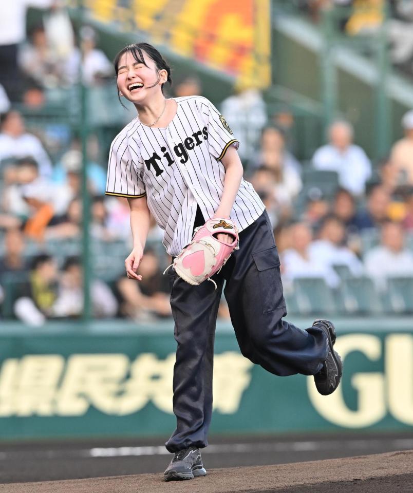 始球式を終え笑顔の山田杏奈（撮影・西田忠信）