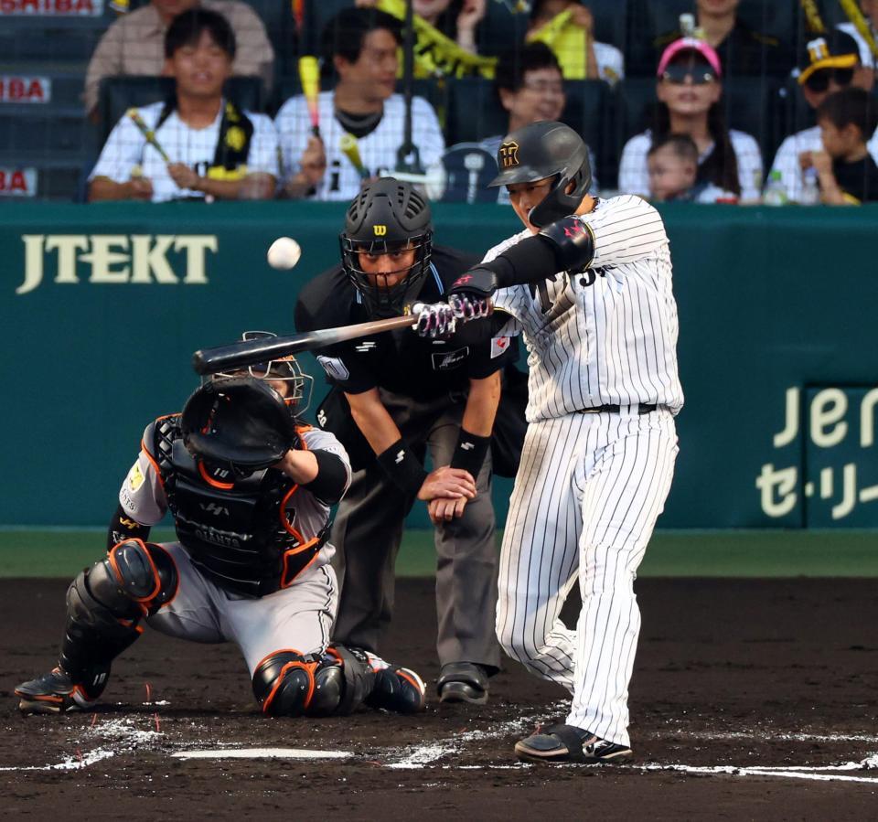 ２回、左越えに逆転２ランを放つ大山（撮影・山口登）