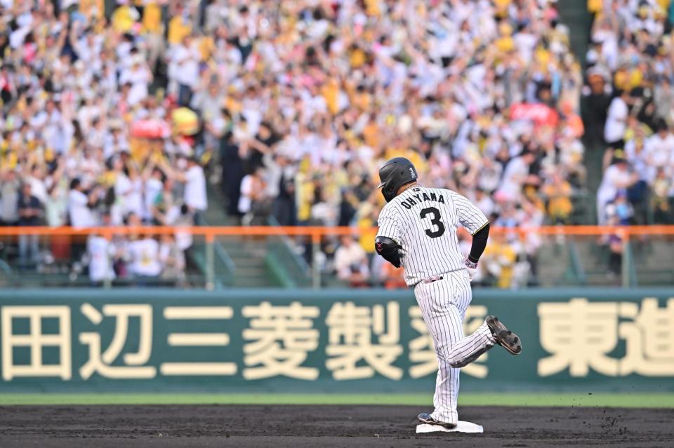 ２回、逆転２ランを放ち二塁を回る大山（撮影・西田忠信）