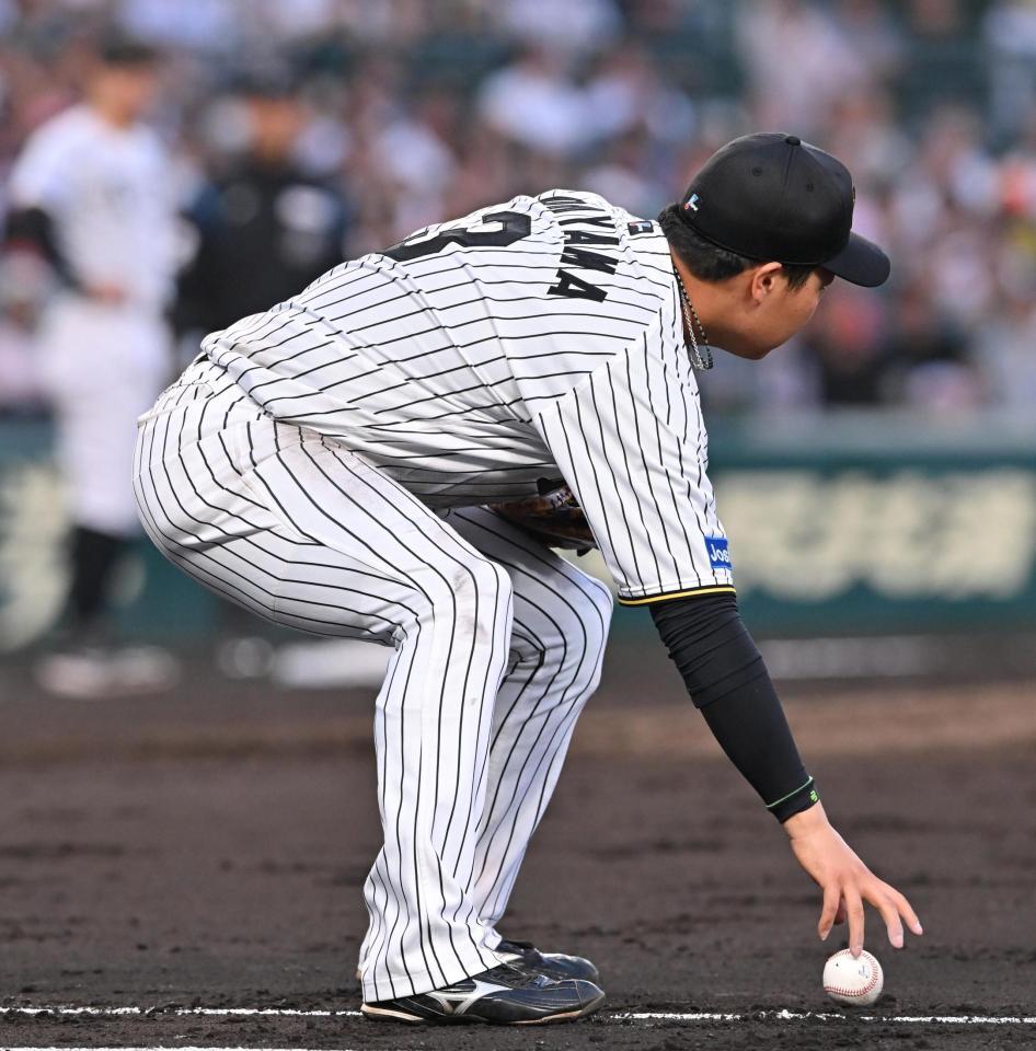 　３回、門脇のバントの打球はフェアゾーンに残り内野安打になる（撮影・西田忠信）