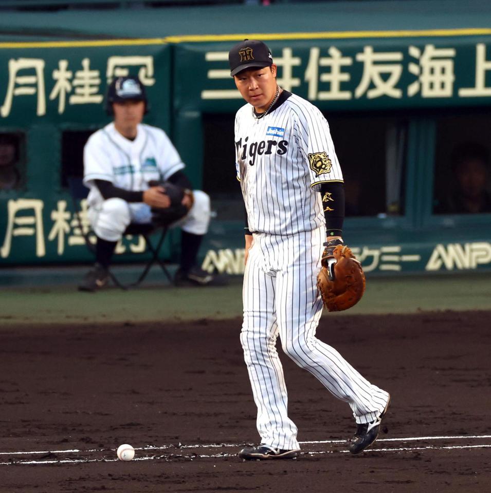 　３回、大山は門脇は送りバントの打球を見送るもファールにならず内野安打となる（撮影・山口登）