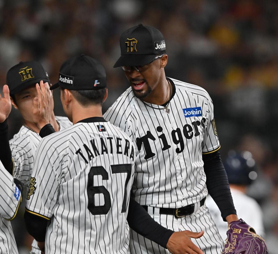 　６回、好守備を見せた高寺（左）を迎えるデュプランティエ（撮影・西田忠信）