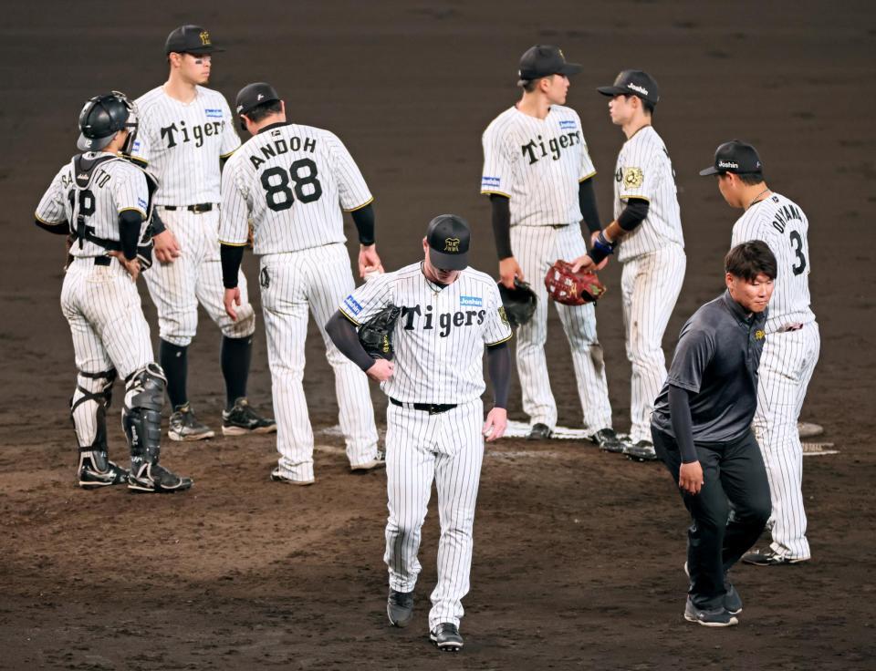 １１回、門脇に適時三塁打を打たれて勝ち越しを許し、肩を落として降板するネルソン（撮影・立川洋一郎）