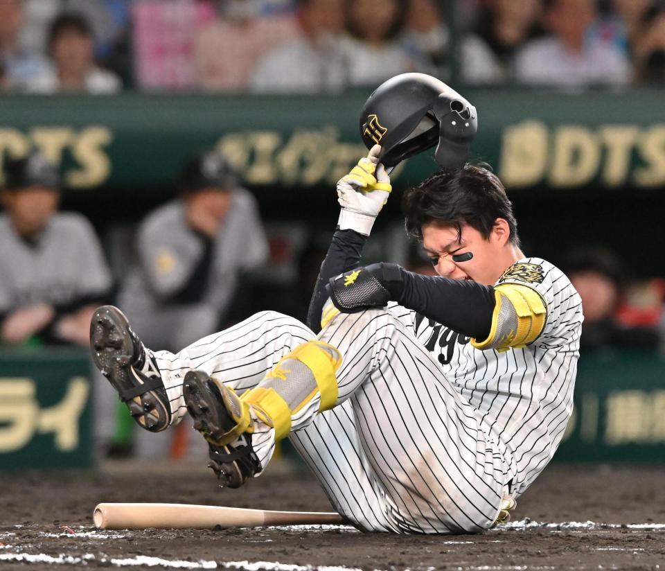 　８回、自打球を当て倒れ込む森下（撮影・西田忠信）
