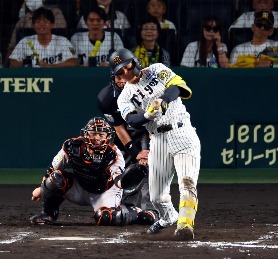 　８回、自打球を受ける森下（撮影・山口登）