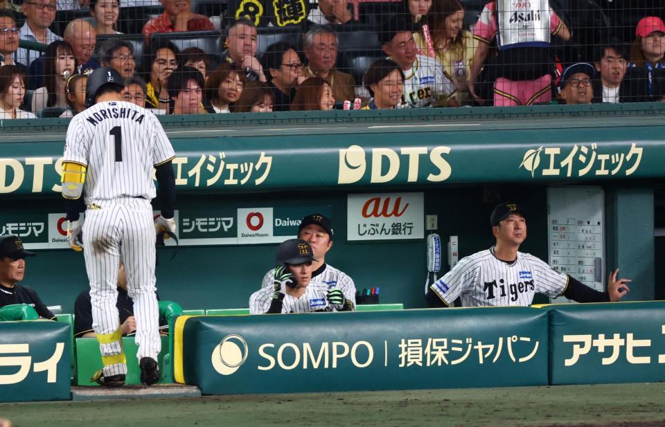 　８回、併殺に倒れベンチに戻る森下（左）。右端は藤川監督（撮影・山口登）