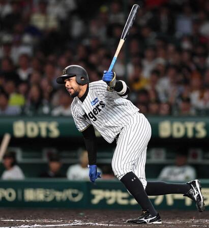 　８回、左前へ安打を放つヘルナンデス（撮影・田中太一）