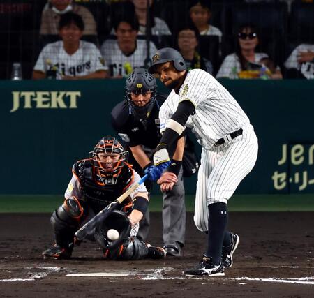 　８回、左前打を放つヘルナンデス（撮影・山口登）