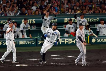 　８回、左前打を放つヘルナンデス（撮影・山口登）