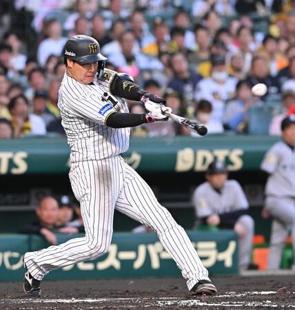 　２回、逆転２ランを放つ大山（撮影・西田忠信）