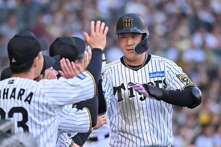 　２回、逆転２ランを放ちナインとタッチを交わす大山（撮影・西田忠信）