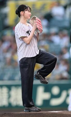 始球式をする山田杏奈（撮影・田中太一）