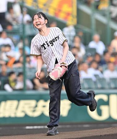 始球式を終え笑顔の山田杏奈（撮影・西田忠信）