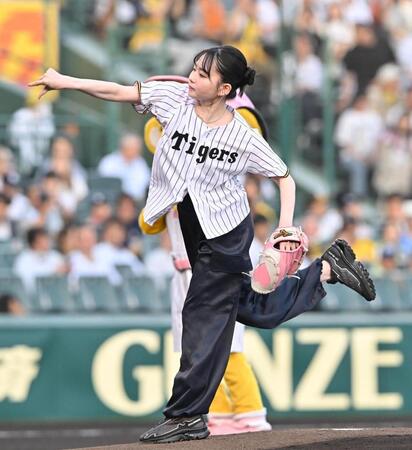 始球式を務める山田杏奈（撮影・西田忠信）