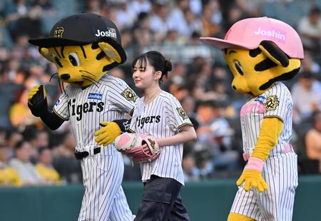 始球式を終えた山田杏奈（撮影・西田忠信）