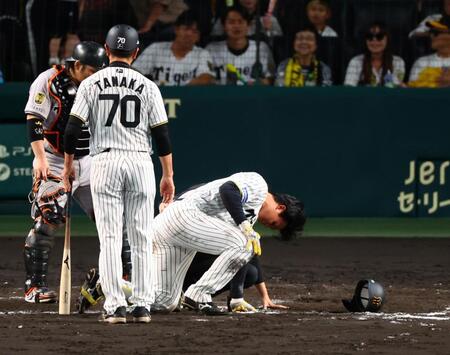 　８回、自打球を受ける森下＝２２日