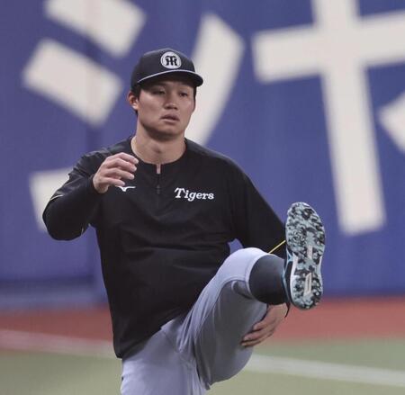 　ウォーミングアップをする森下（撮影・田中太一）