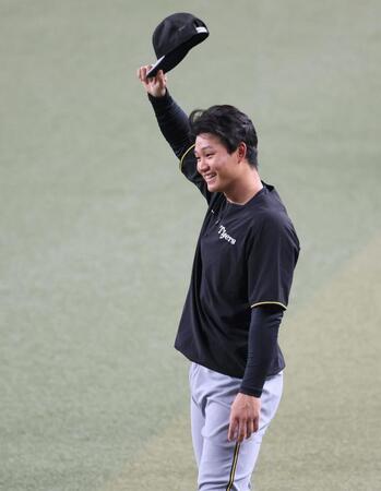 　練習を終えた中日選手に手を振る森下（撮影・立川洋一郎）