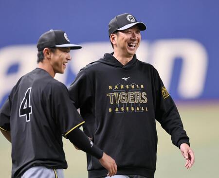 　練習前、笑顔を見せる藤川監督と熊谷（撮影・田中太一）