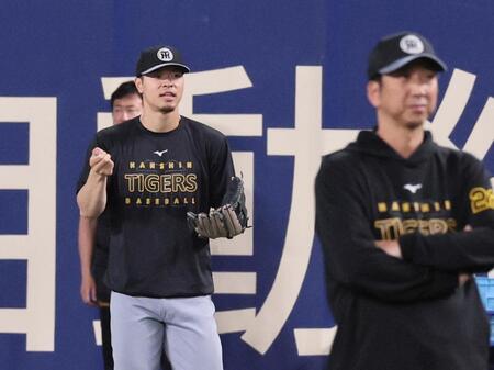 　右翼でノックを受ける佐藤輝（撮影・田中太一）