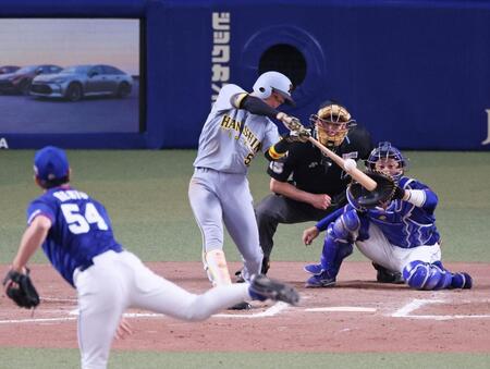 　１１回、中前へ先制適時打を放つ近本（撮影・立川洋一郎）