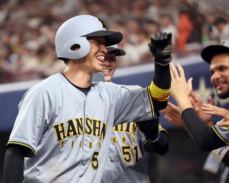 　１１回、勝ち越し打を放った近本はナインと喜び合う（撮影・田中太一）