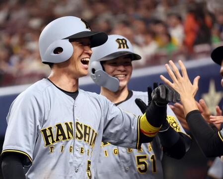 【写真】やっと帰れる～（笑）勝ち越し打に笑顔を見せる近本