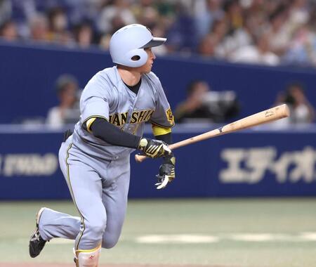 　１回、中前打を放つ近本（撮影・北村雅宏）