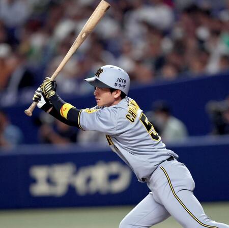 　１回、安打を放つ近本（撮影・田中太一）