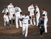 　１１回、門脇に適時三塁打を打たれて勝ち越しを許し、肩を落として降板するネルソン（撮影・立川洋一郎）