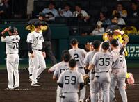 　巨人に敗れ、藤川監督（左から２人目）らナインはあいさつで整列に向かう（撮影・山口登）