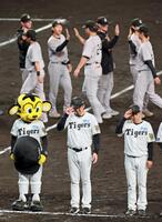 巨人に連敗し、ファンへあいさつをする藤川監督（手前中）＝撮影・立川洋一郎