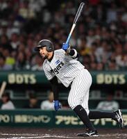　８回、左前へ安打を放つヘルナンデス（撮影・田中太一）
